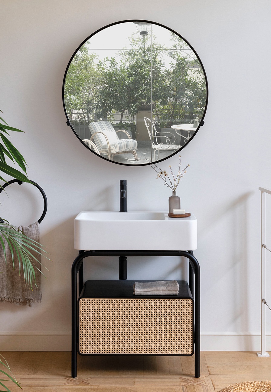 Ceramic washbasin with Talco finish, structure in solid black-stained ash, drawer in black-stained ash with a Vienna Straw front and solid wood frame. Round Box storage mirror, matt Black finish. Metal towel ring with a matt Black finish.