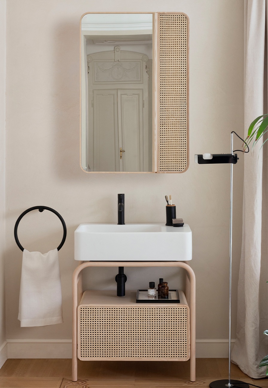 Marcel: ceramic washbasin with a glossy White finish, structure in solid natural ash, drawer in natural ash with a Vienna Straw front and solid wood frame. Marcel rectangular mirror cabinet with double door, in natural ash and Vienna Straw front. Metal towel ring with a matt Black finish.